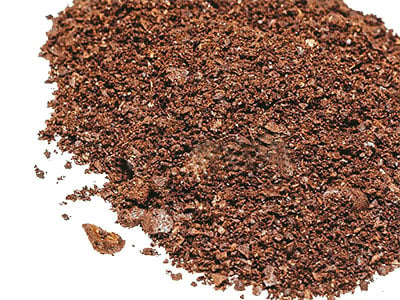 An image of the inconsistent coffee grounds of a blade g​rinder 